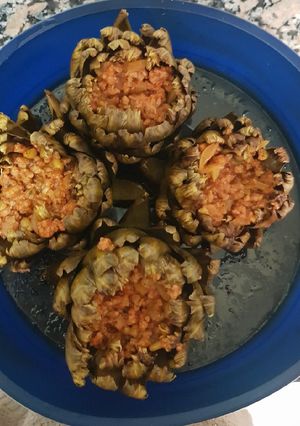 Una foto de Alcachofas rellenas de carne salsa de pimientos y piñones