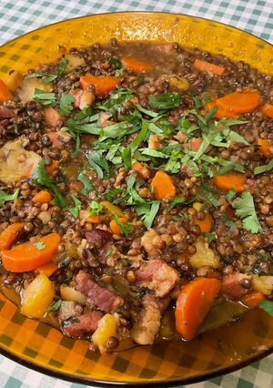 Une photo de Lentilles vertes au lard, pommes fruits et carottes