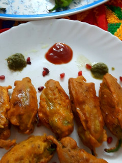 क्रिस्पी चीज़ी बेसन मिर्च (crispy cheesy besan mirch recipe in hindi) रेसिपी मुख्य फोटो