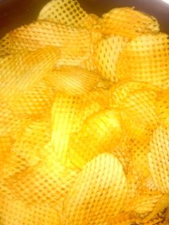 आलू चिप्स (aloo chips recipe in hindi) रेसिपी मुख्य फोटो