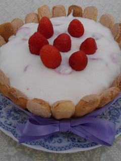 Una foto de Charlota de crema con fresas