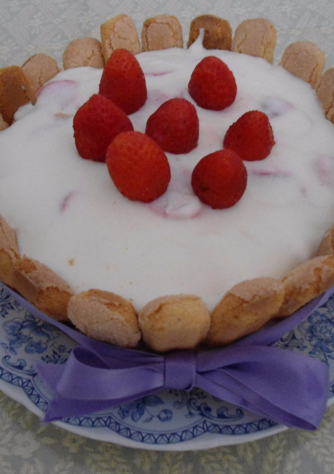 Una foto de Charlota de crema con fresas