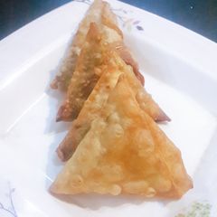 A picture of Qeema samose.