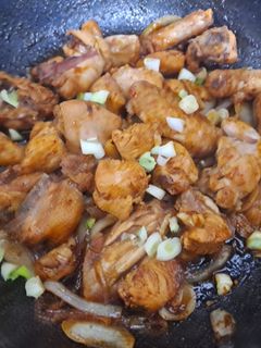 Hình của món Gà xào hành tây.