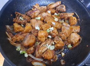 Hình của món Gà xào hành tây.