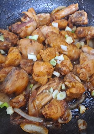 Hình của món Gà xào hành tây.