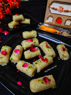 काजू पिस्ता मावा रोल (Kaju Pista Mawa roll recipe in hindi) रेसिपी मुख्य फोटो