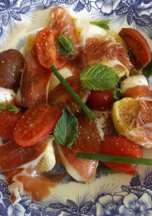 Foto principal de Plato de higos, mozzarella, jamón y tomatitos con cebollino y hierba buena