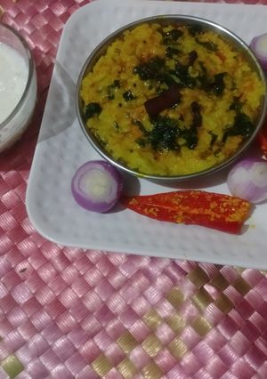 પાલક ખીચડી (Palak Khichdi Recipe In Gujarati) રેસીપી મુખ્ય ફોટો