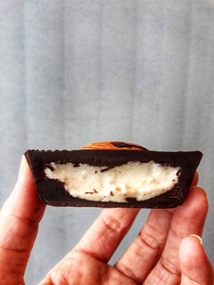 Una foto de 🌱BOCADITOS DE CHOCOLATE Y MOUSSE VEGANA DE ALMENDRAS🌱