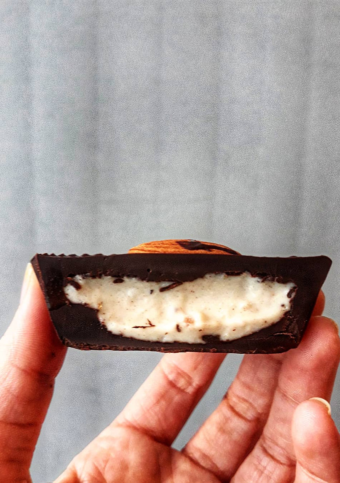Una foto de 🌱BOCADITOS DE CHOCOLATE Y MOUSSE VEGANA DE ALMENDRAS🌱