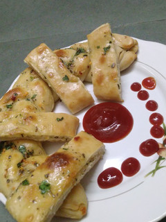 ગાર્લિક બ્રેડ (Garlic bread Recipe in Gujarati) રેસીપી મુખ્ય ફોટો