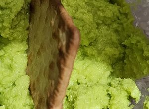 Una foto de Guacamole sencillo con palta