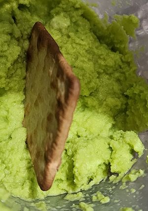 Una foto de Guacamole sencillo con palta