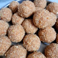 A picture of Gond/ding k ladoo.