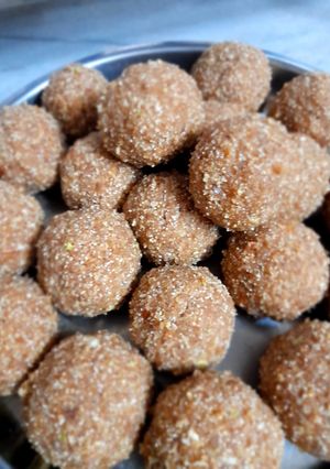 A picture of Gond/ding k ladoo.
