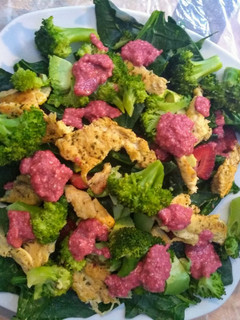 Una foto de 🍓🥦Ensalada de Brócoli y fresas con aderezo