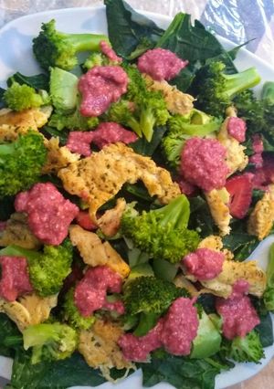 Una foto de 🍓🥦Ensalada de Brócoli y fresas con aderezo