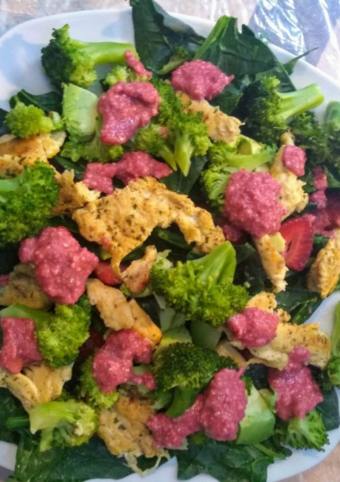 Una foto de 🍓🥦Ensalada de Brócoli y fresas con aderezo