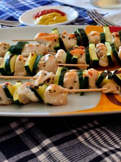 Una foto de Brochetas de pollo y calabacín