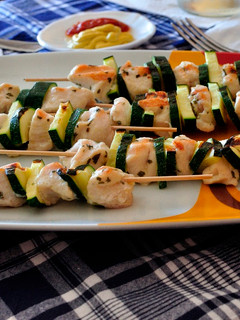 Una foto de Brochetas de pollo y calabacín