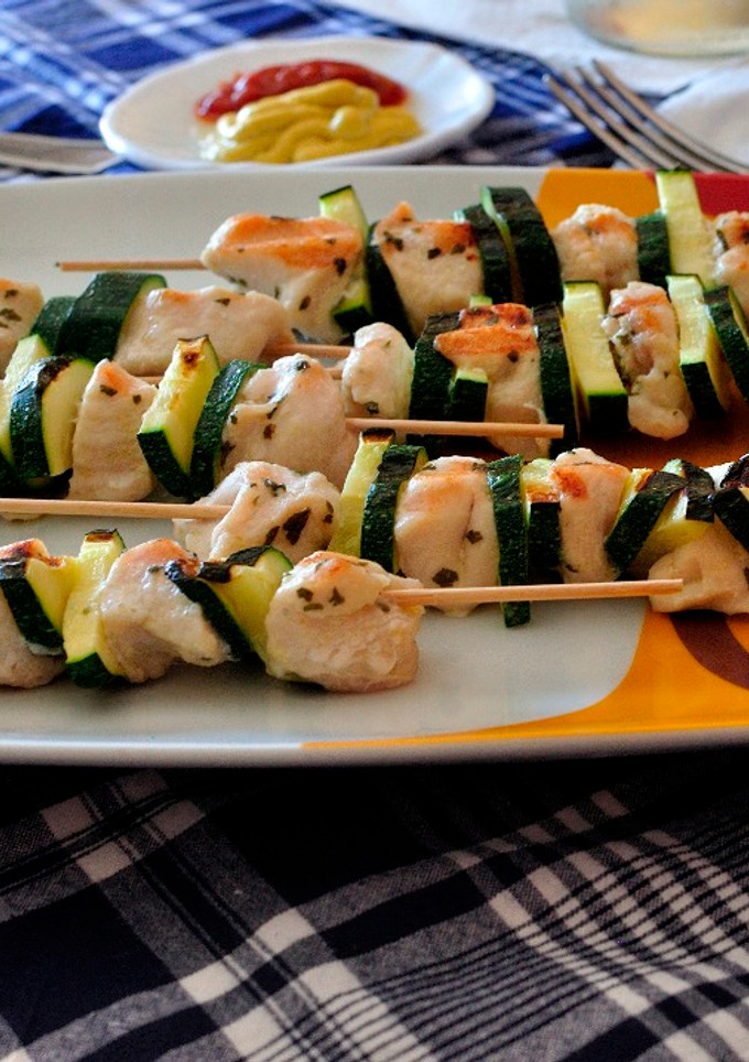 Una foto de Brochetas de pollo y calabacín