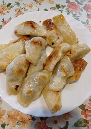 Zdjęcie przepisu Pierogi z mięsem i pierogi z farszem serowo-ziemniaczanym.