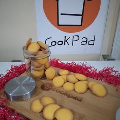 A picture of Egg cookies ya gold coins.