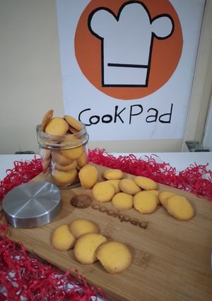 A picture of Egg cookies ya gold coins.