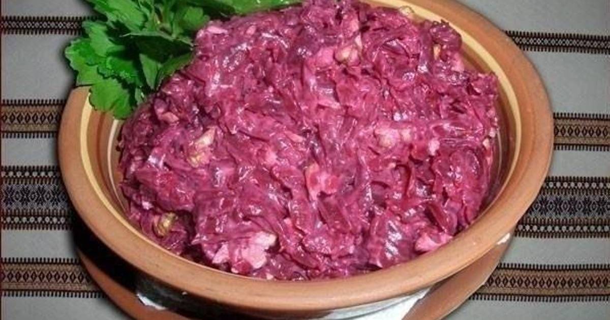 Свекла с яйцом. Салат из свёклы с солёными огурцами и яйцами. Салат свекла яйцо сыр. Салат из свеклы сыра и огурцов. Салат из свеклы яиц и соленых огурцов.