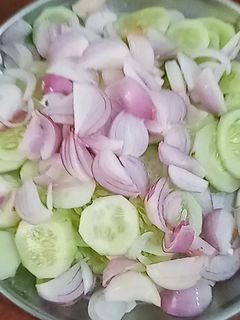 खीरा और प्याज़ का सलाद (kheera aur pyaz ka salad recipe in Hindi) रेसिपी मुख्य फोटो