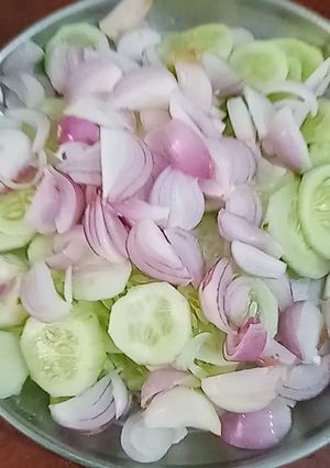 खीरा और प्याज़ का सलाद (kheera aur pyaz ka salad recipe in Hindi) रेसिपी मुख्य फोटो