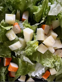 Foto principal de Ensalada con queso curado y surimi