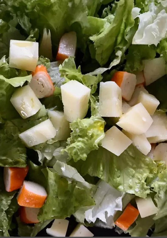 Una foto de Ensalada con queso curado y surimi
