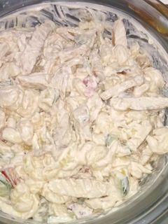 Grillezett csirkés tésztasaláta gazdagon recept fotója