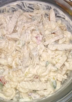 Grillezett csirkés tésztasaláta gazdagon recept fotója
