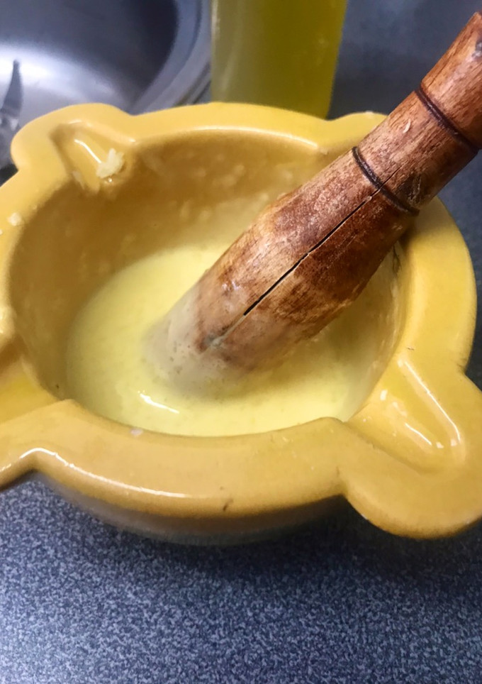 Una foto de Alioli casero hecho a mortero con mucho ajo