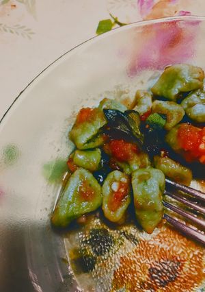 Una foto de Ñoquis de espinaca veganos con salsa