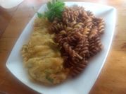 Una foto de fusilli con carne