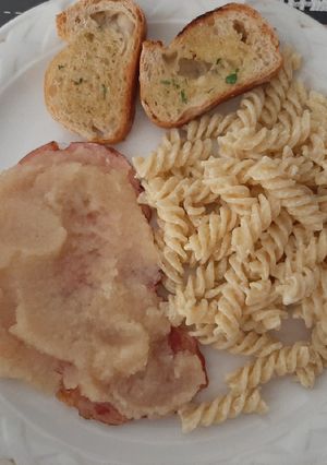 Una foto de Chuletas con puré de manzana