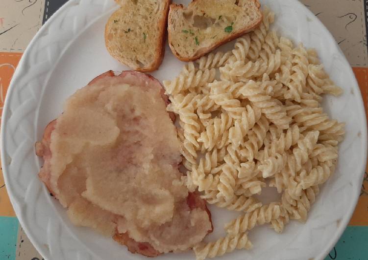 Chuletas con puré de manzana