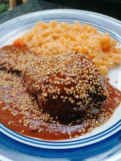 Una foto de Mole con sopa de arroz receta de mi suegra