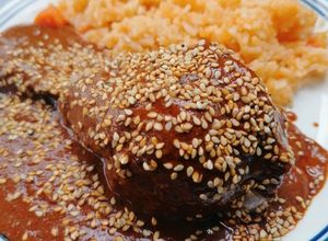 Una foto de Mole con sopa de arroz receta de mi suegra