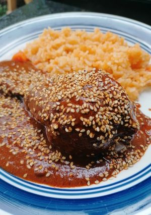 Una foto de Mole con sopa de arroz receta de mi suegra