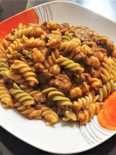 Una foto de Rotinis con Salsa de Carne y Garbanzos
