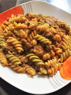Una foto de Rotinis con Salsa de Carne y Garbanzos