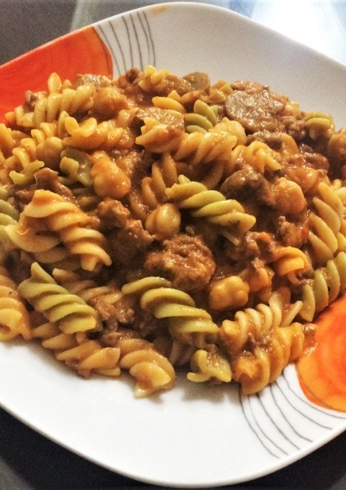 Una foto de Rotinis con Salsa de Carne y Garbanzos