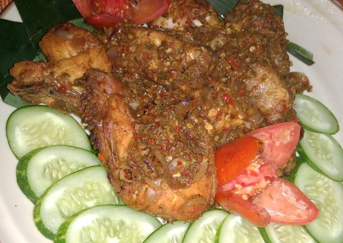 Ayam goreng bumbu tongkol bakar