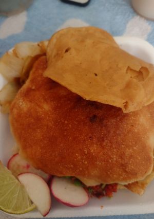 Una foto de Lonche de longaniza y cebolla Versión #2