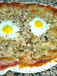 Una foto de Pizza de masa fina con huevo y caballa